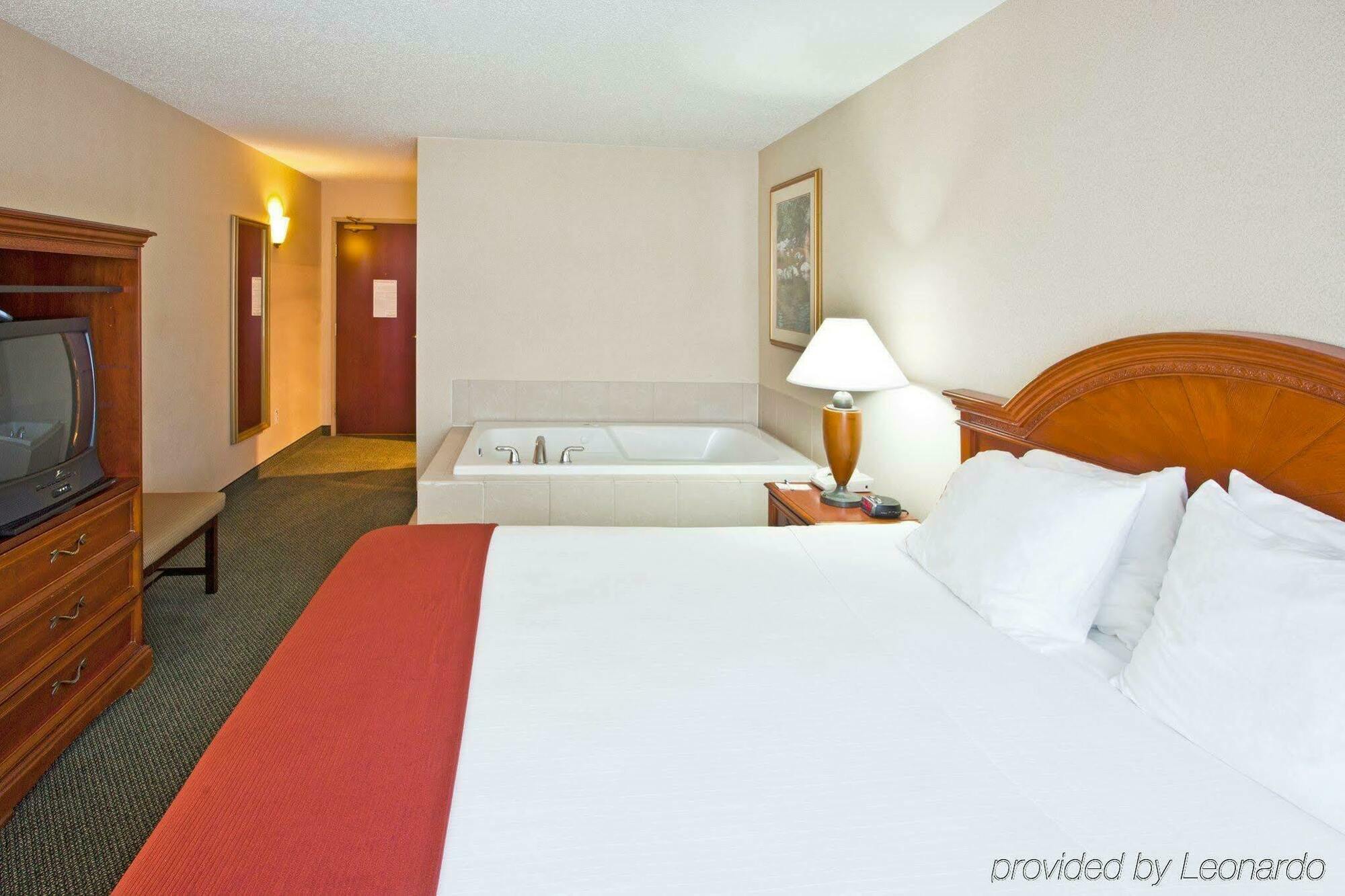 Holiday Inn Express Hotel & Suites Waterford By Ihg Экстерьер фото